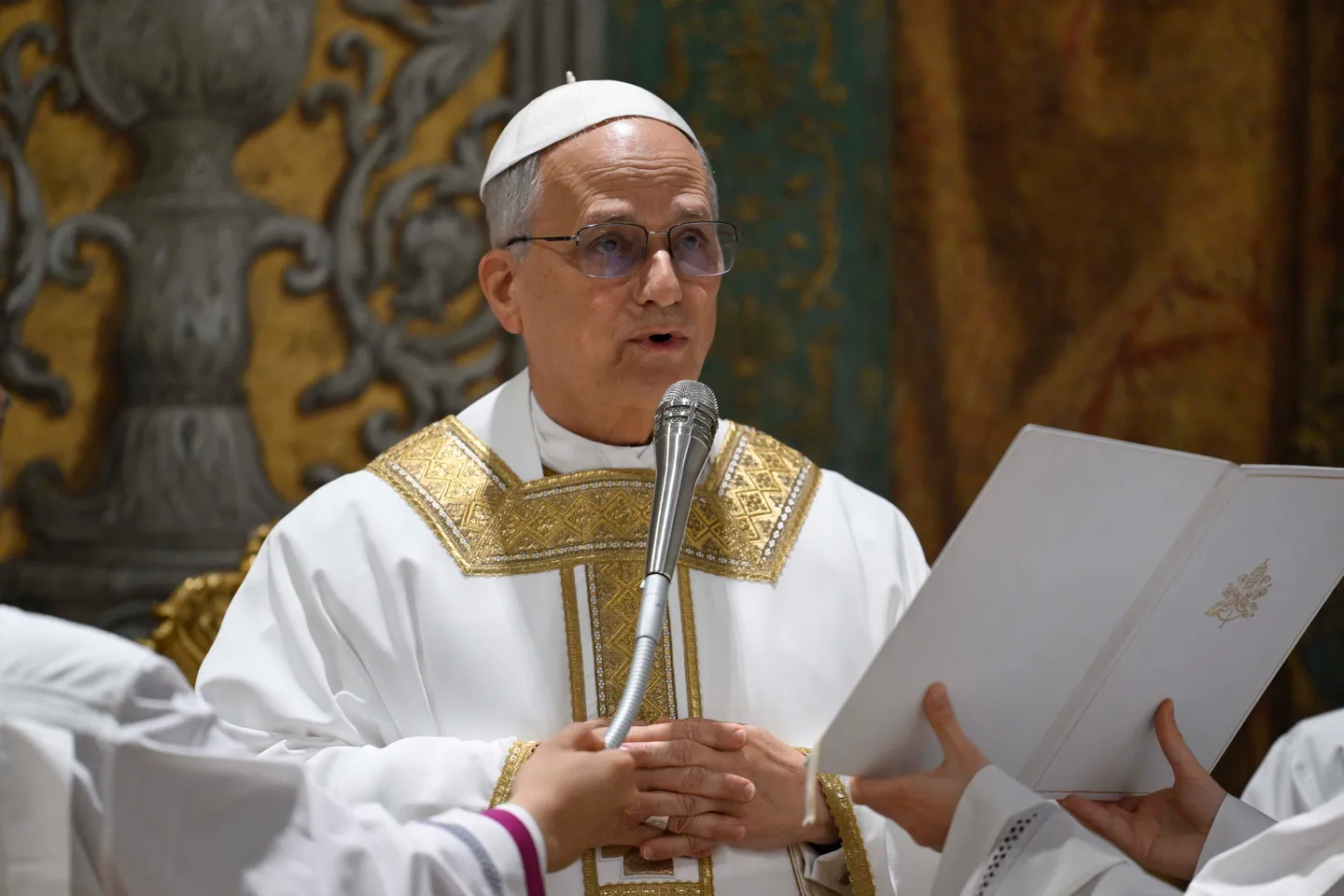 Neuer Papst Leo XIV. feiert erste Messe